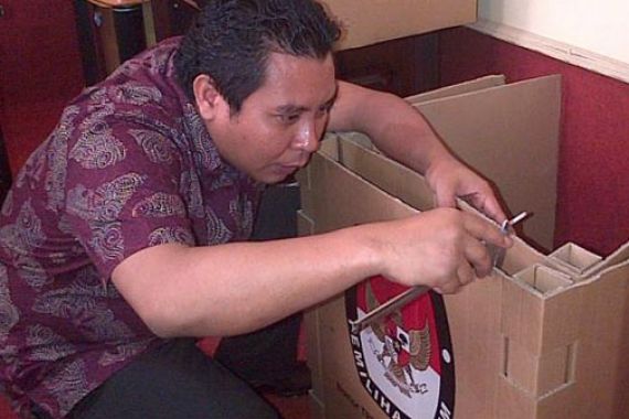 Bawaslu Sultra Endus Kecurangan Pengadaan Kotak Pemilu - JPNN.COM