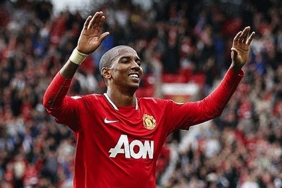 Cedera Bahu, Ashley Young Absen Lawan Swansea - JPNN.COM