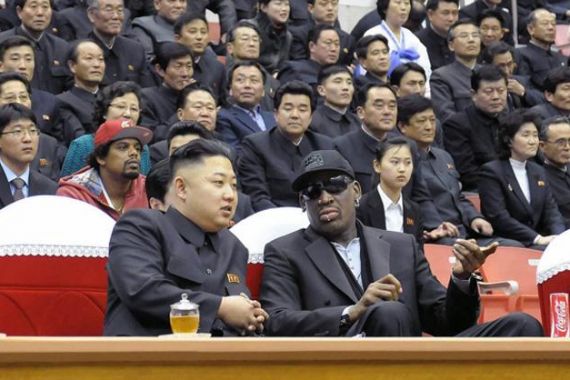 Senangkan Hati Kim Jong-un, Dennis Rodman Kasih Hadiah Pertandingan Basket - JPNN.COM