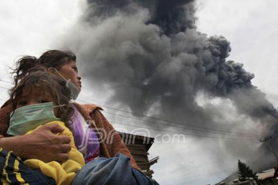 JK Bantu Asupan Gizi Korban Sinabung - JPNN.COM