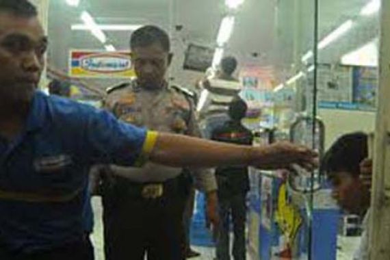 Wanita Berkerudung Bawa Parang Rampok Minimarket - JPNN.COM