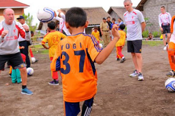 Kunjungi Korban Merapi, Pelatih Liverpool U-17 Menangis - JPNN.COM