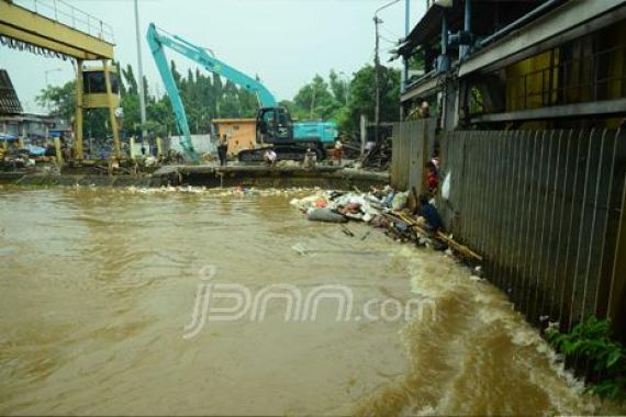 Pintu Air Manggarai Siaga II - JPNN.COM