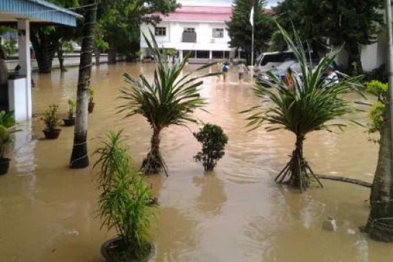 Kantor DPRD Tenggelam, Seorang Dokter Meninggal - JPNN.COM