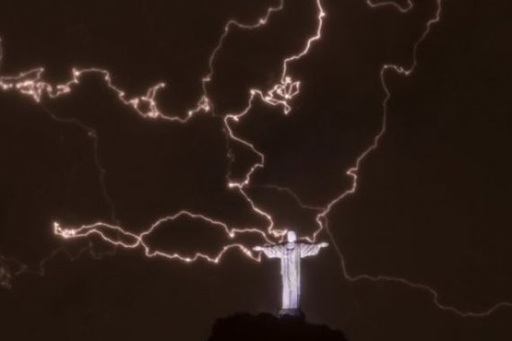Jempol Patung Yesus Brasil Rusak Disambar Petir - JPNN.COM