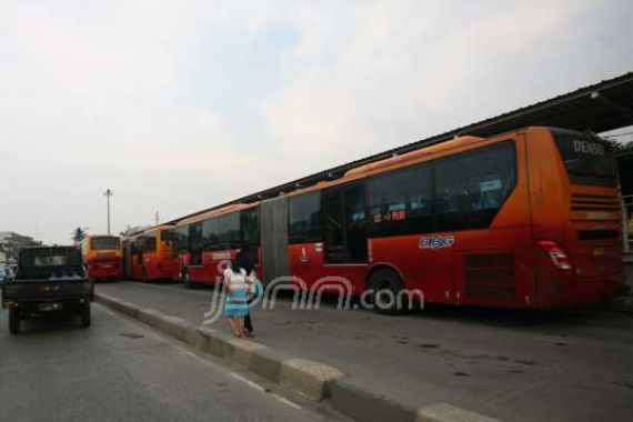 Banjir, Sejumlah Rute Perjalanan TransJakarta Dialihkan - JPNN.COM