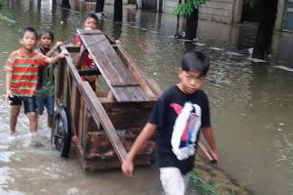 Banjir Jadi Mainan Mengasyikkan Bagi Anak-anak Jakarta - JPNN.COM