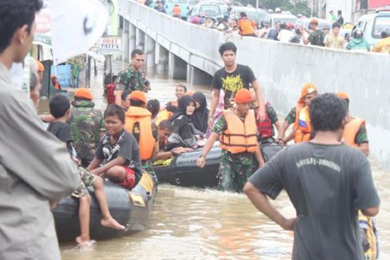 Bantu Korban Banjir, TNI Kerahkan 19.357 Prajurit - JPNN.COM