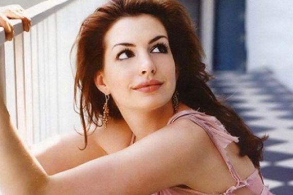 Anne Hathaway Tergulung Ombak Hawaii - JPNN.COM