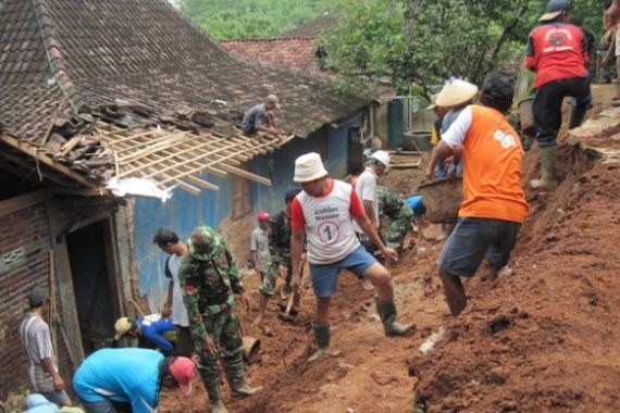 Tanah Bergeser, Ratusan Warga Terpaksa Ngungsi - JPNN.COM