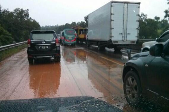 Jalan Ambles, KM 72 Tol Cipularang Masih Macet - JPNN.COM