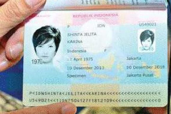 Kemenkum HAM Kenalkan Buku Paspor Baru - JPNN.COM