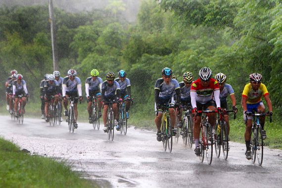 Cuaca Ekstrem, Gowes 12 Jam di Medan Berat - JPNN.COM