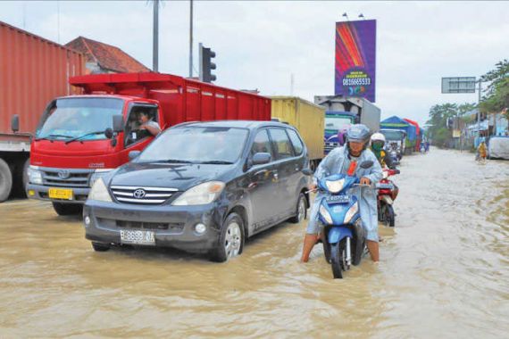 Pantura Rusak Parah, Jakarta-Surabaya Ditempuh 6 Hari - JPNN.COM