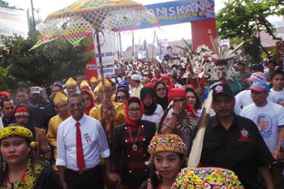 Dahlan Iskan Diantar Puluhan Reog dan Suku Dayak - JPNN.COM