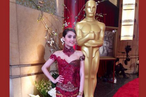 Cinta Laura, Eksis di Piala Oscar dengan Kebaya - JPNN.COM