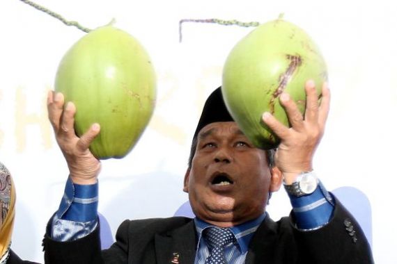 Dukun Malaysia Cari Pesawat Hilang dengan Tikar dan Kelapa - JPNN.COM