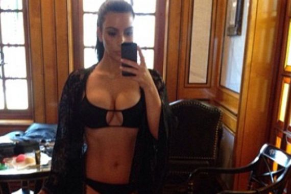 Kim Kardashian Umbar Kemolekan Tubuhnya Lewat Foto Selfie - JPNN.COM