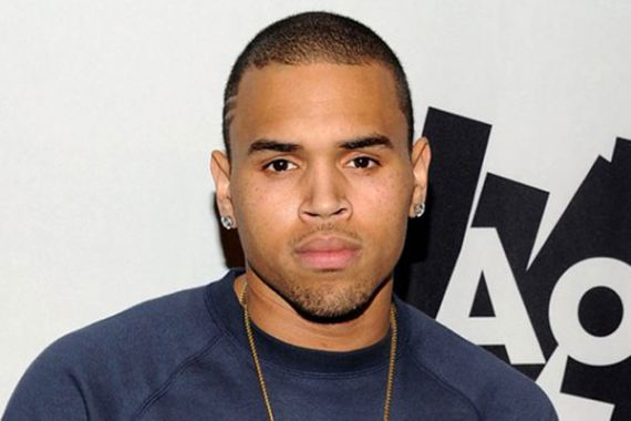 Mengaku Mahir Pakai Pistol, Chris Brown Tetap Ditahan - JPNN.COM