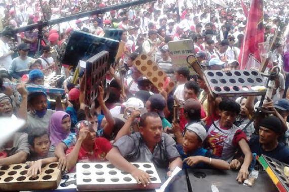 Prabowo Borong Jualan Pedagang Asongan di GBK - JPNN.COM