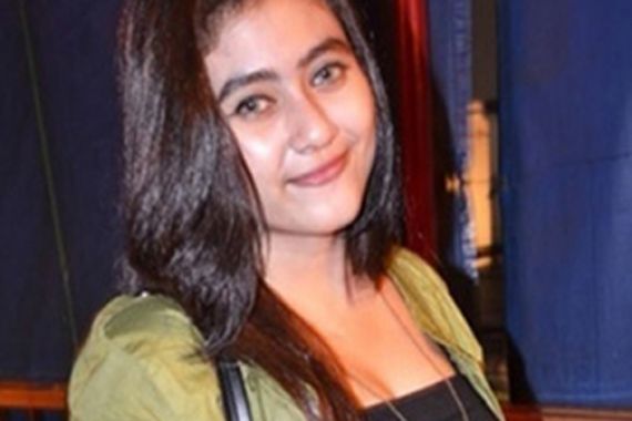 Darin Mumtazah dan Istri Anas Sambangi KPK - JPNN.COM