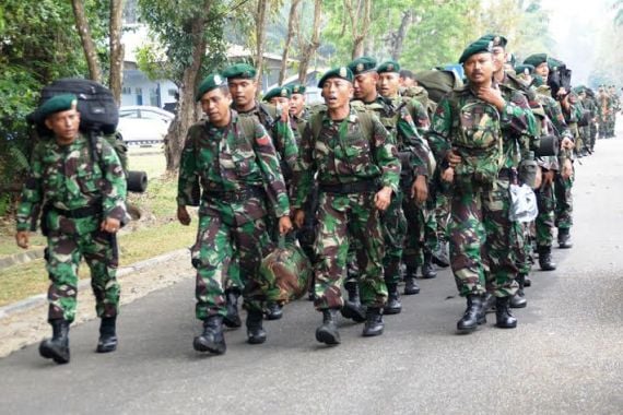 Prajurit TNI Digeser ke Lokasi Kebakaran Hutan - JPNN.COM