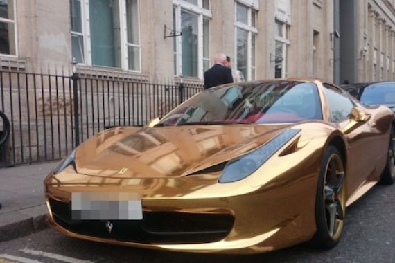 Petinju Asal Irak Tunggangi Ferrari Berlapis Emas - JPNN.COM