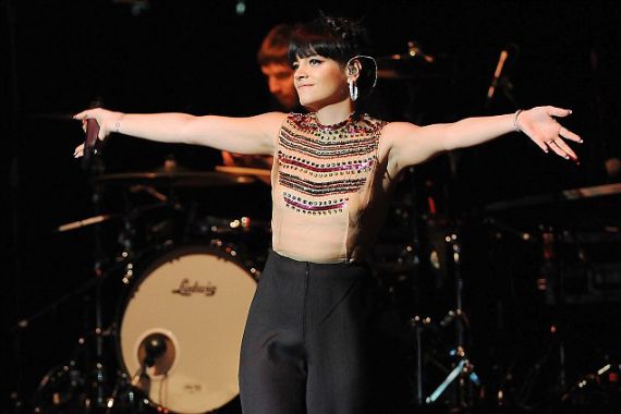 Lilly Allen Nggak Pake Bra di Acara Amal - JPNN.COM