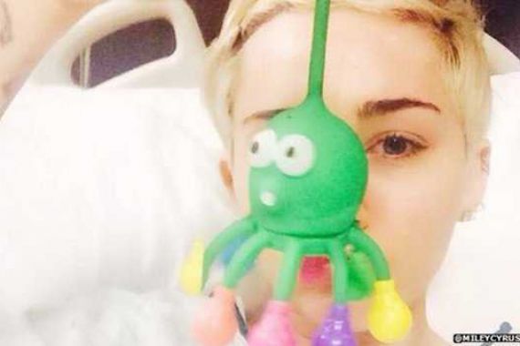 Miley Cyrus Batalkan Konser, Posting Foto di Rumah Sakit - JPNN.COM