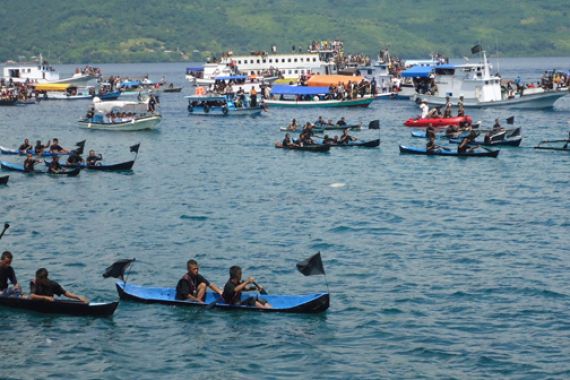 Perahu Tenggelam di Larantuka Disebabkan Kelebihan Penumpang - JPNN.COM