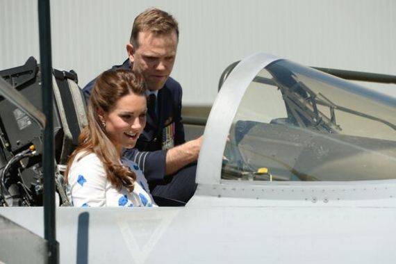 Kate Middleton Mencoba Jet Tempur - JPNN.COM