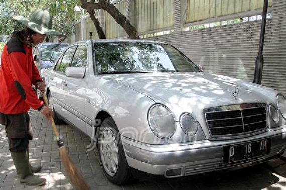 Ini Foto Mobil Mewah Ratu Tatu yang Disita KPK - JPNN.COM