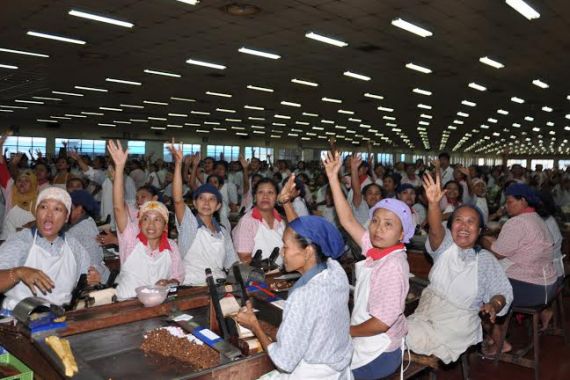 Menakertrans Sambut Baik Perayaan May Day dengan Bakti Sosial - JPNN.COM