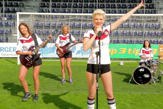 Bintang Porno Jerman Bikin Lagu Dukung Lahm dkk - JPNN.COM