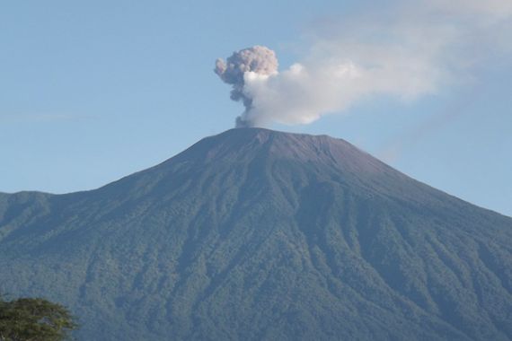 Gunung Slamet Siaga, Jalur Evakuasi justru Rusak - JPNN.COM