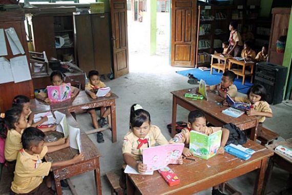 Kelas Jadi Gudang, Murid Pindah ke Perpustakaan - JPNN.COM