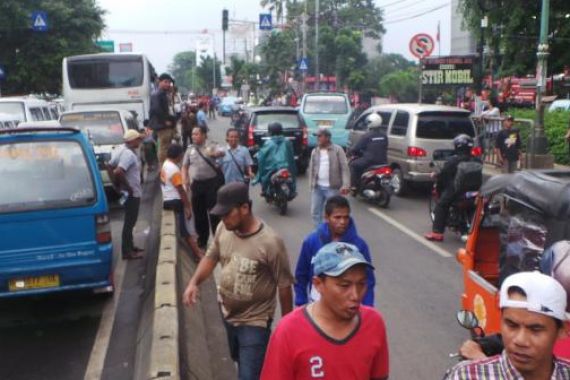 Gaji Belum Dibayar, Ratusan Pekerja Kebersihan Demo - JPNN.COM