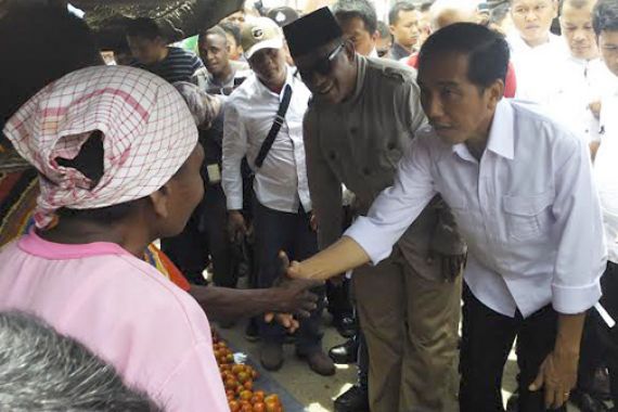 Jokowi Blusukan di Manado, Geli Ditawari Tikus Bakar - JPNN.COM