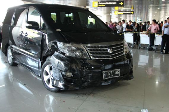 Alphard Nyelonong ke Lobi Bandara, Seret Balita Hingga Tewas - JPNN.COM