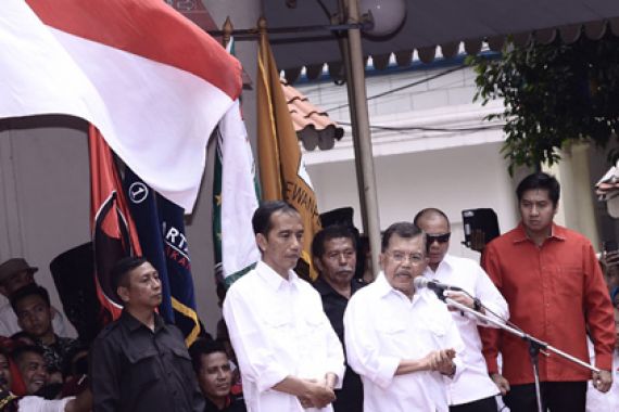 Cium Bendera Merah Putih, Jokowi-JK Resmi Deklarasi - JPNN.COM