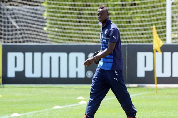 Balotelli Dibully, Latihan Italia Dijaga Polisi - JPNN.COM