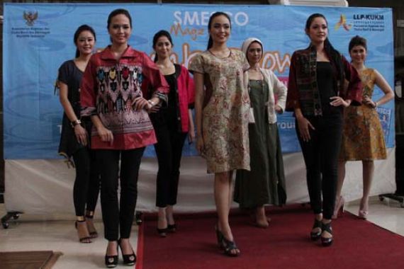 Tujuh Putri Indonesia Tampil Anggun di Trunk Show Batik - JPNN.COM
