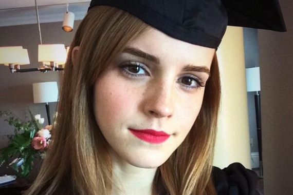 Emma Watson Diwisuda di Brown University - JPNN.COM