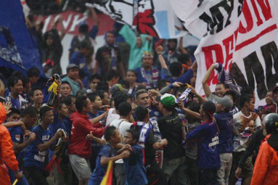 One Incredible Blue Tetap Berkibar di Stadion Kanjuruhan - JPNN.COM