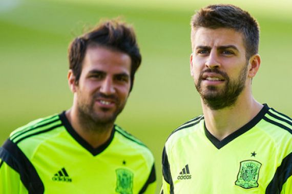 Pique Benarkan Fabregas Tinggalkan Barcelona - JPNN.COM