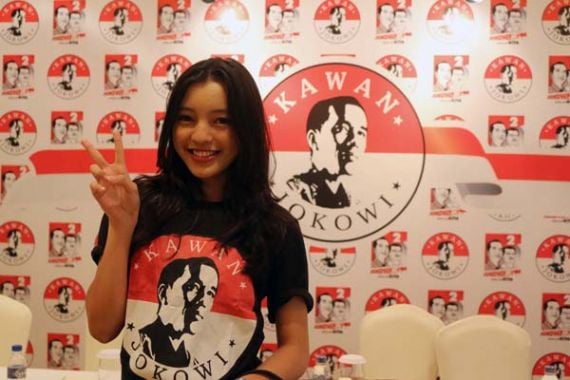 Suka Tipe Pekerja dan Bisa Menyayangi, Artis Nadia Ayesha Pilih Jokowi - JPNN.COM