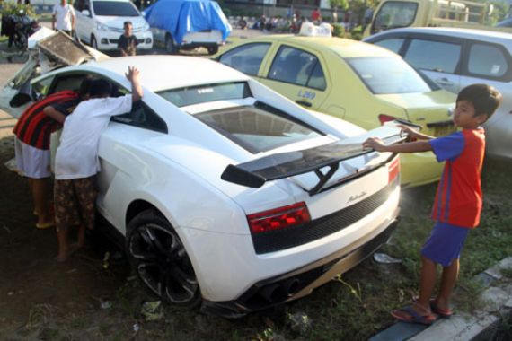 Lamborghini Salti di Tol, Pengemudi Cuma Lecet - JPNN.COM