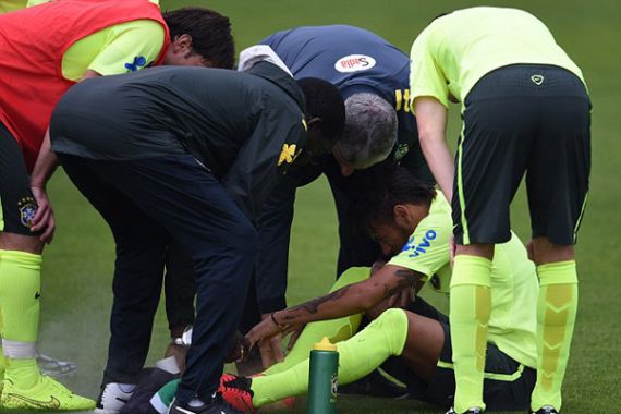 Neymar Jatuh saat Latihan, Tim Medis Brasil Panik - JPNN.COM