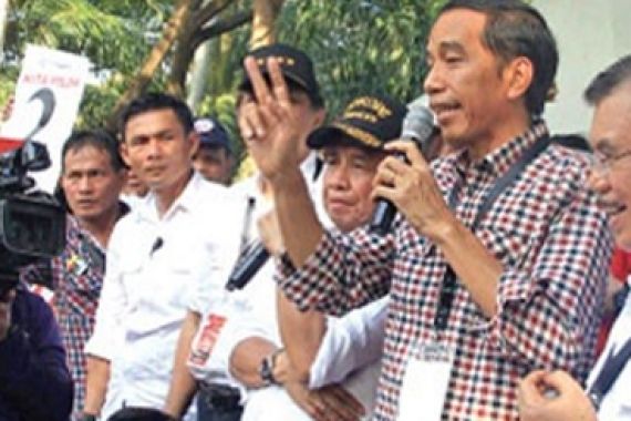 Jokowi Pamer Dua Kartu yang Bikin Rakyat Senang - JPNN.COM