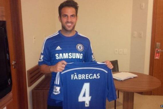 Kecewa Idola, Fans Arsenal Bakar Kaus Fabregas - JPNN.COM